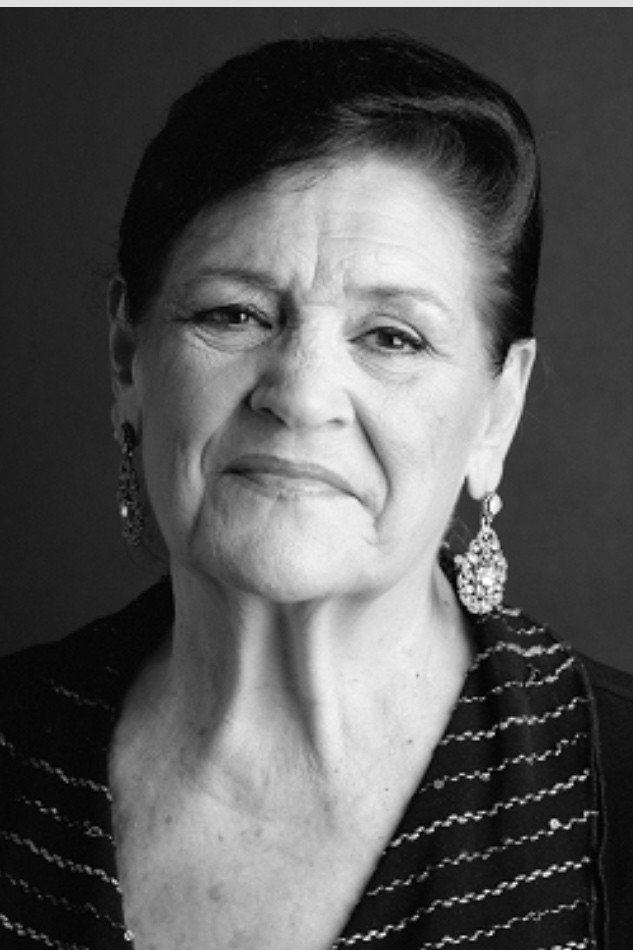 Anita Guerreiro as Juju in Bons Vizinhos