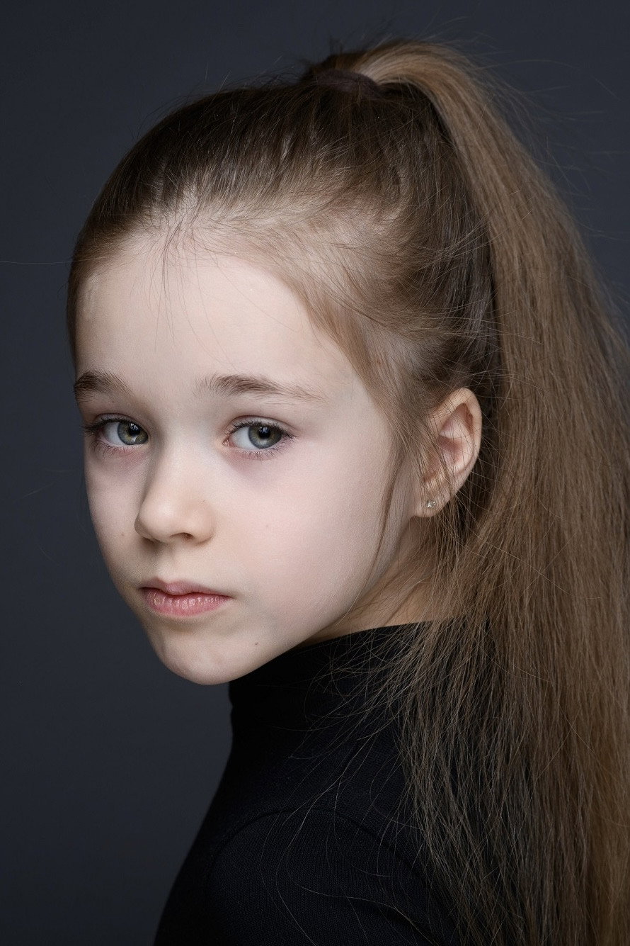 Любава Долински as Snezhanna in Knock on my Tver