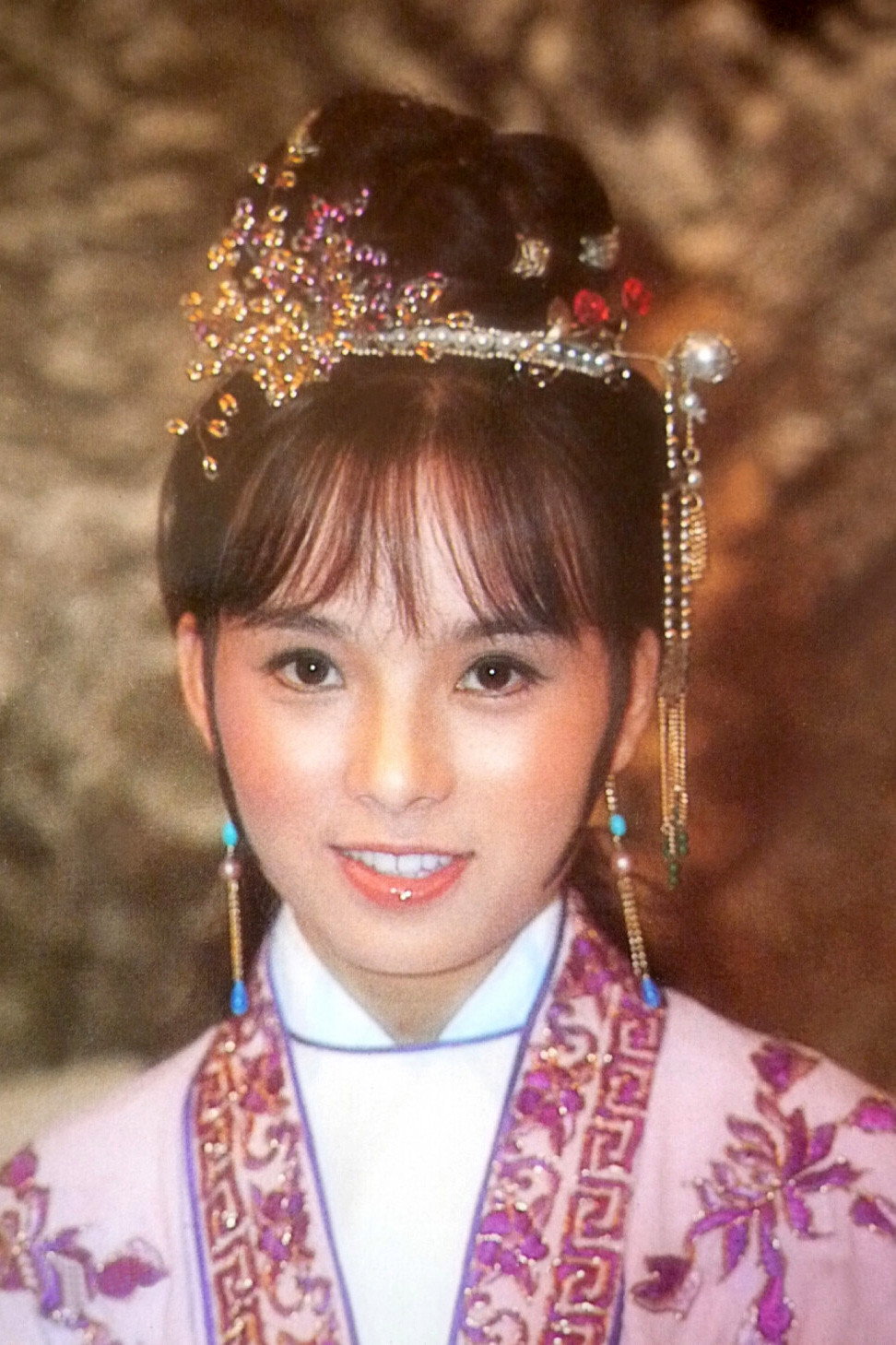Chu Hoi-Ling as Su Pei-pei in Errant Love