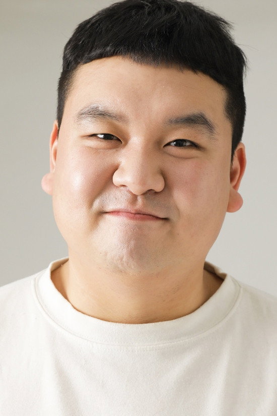 최환이 as Ki-hong in The Director Who Buys Me Dinner