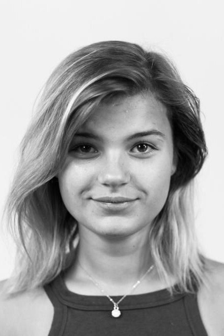 Romy Gevers as Zola in Spoetnik