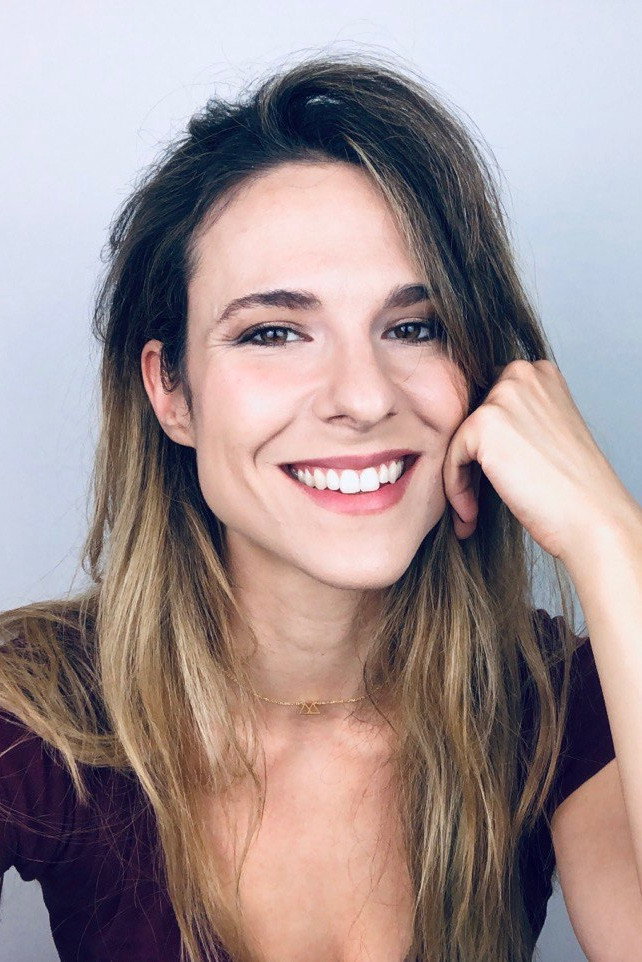 Nikki García as Presentadora in Biotopía