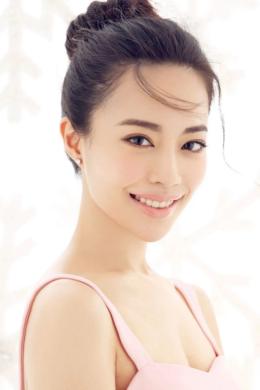 Wei Sun as 八姨太 in Triple Identity