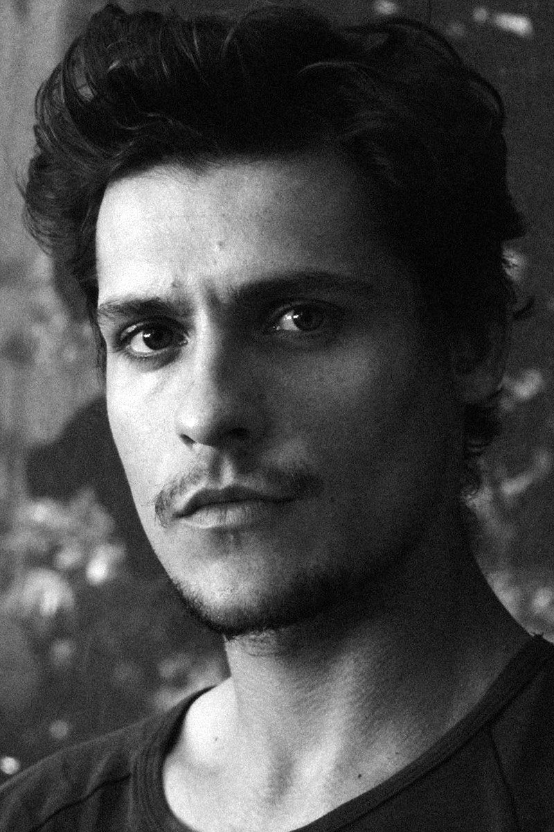Carloto Cotta as Miguel Valente in Ilha dos Amores
