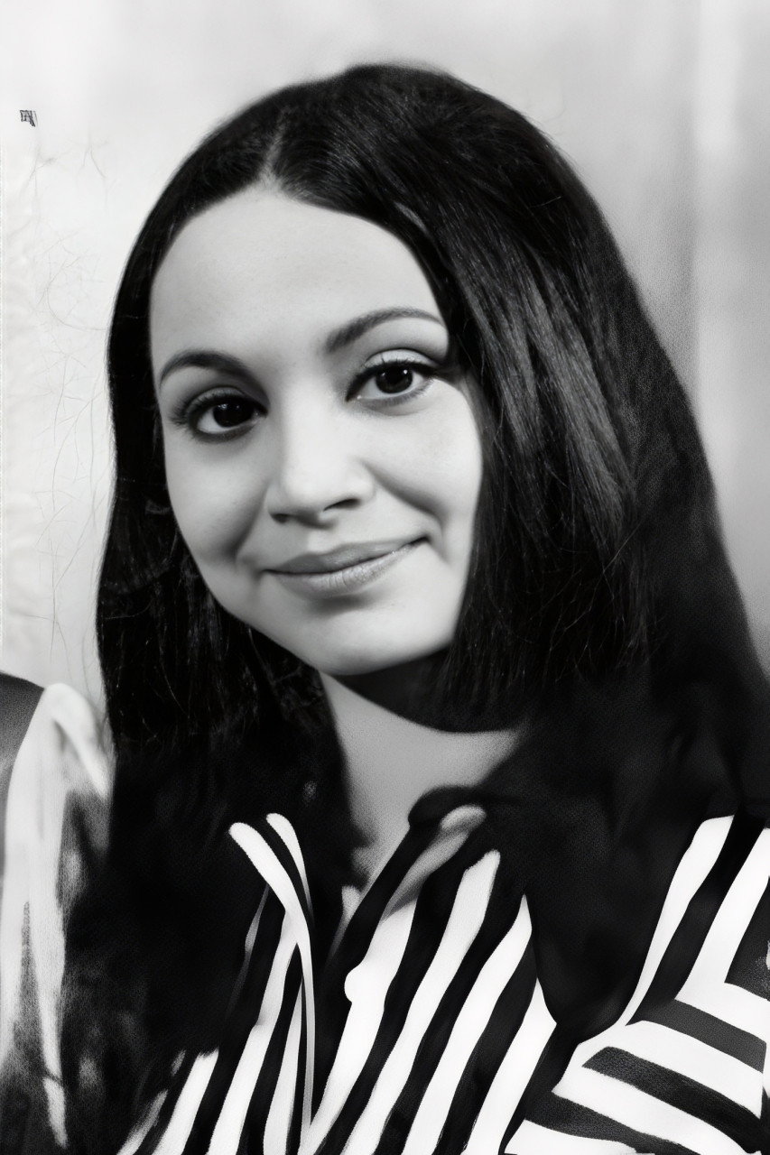 Tereza Teller as Santal in Razão de Viver