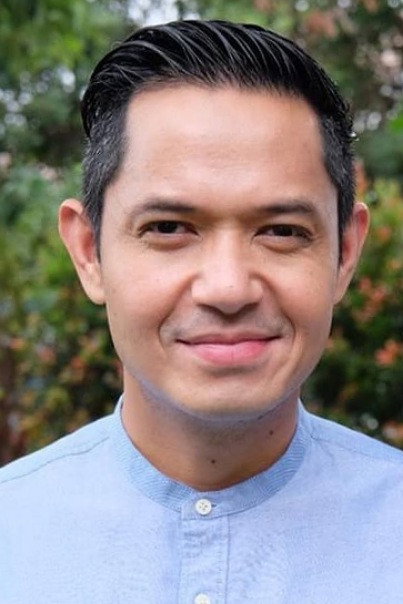 Dude Harlino as Mustakim in Presidential candidate soap opera