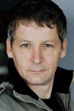Gernot Schmidt as Sachbearbeiter in Der Nesthocker
