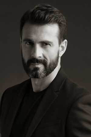 Joan Miquel Artigues as Pere in Laberint de Passions