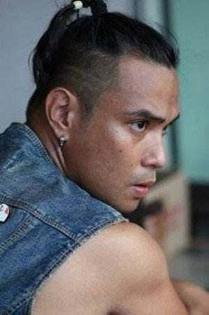 Kristoffer King as Jonson in Si Magdalola at ang Mga Gago
