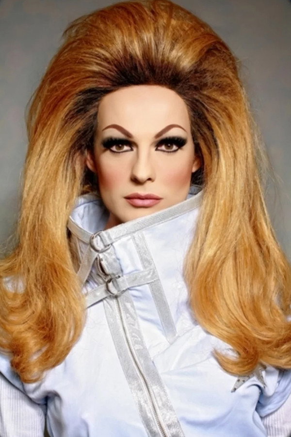 La Prohibida as Merche in Carne de Gorila