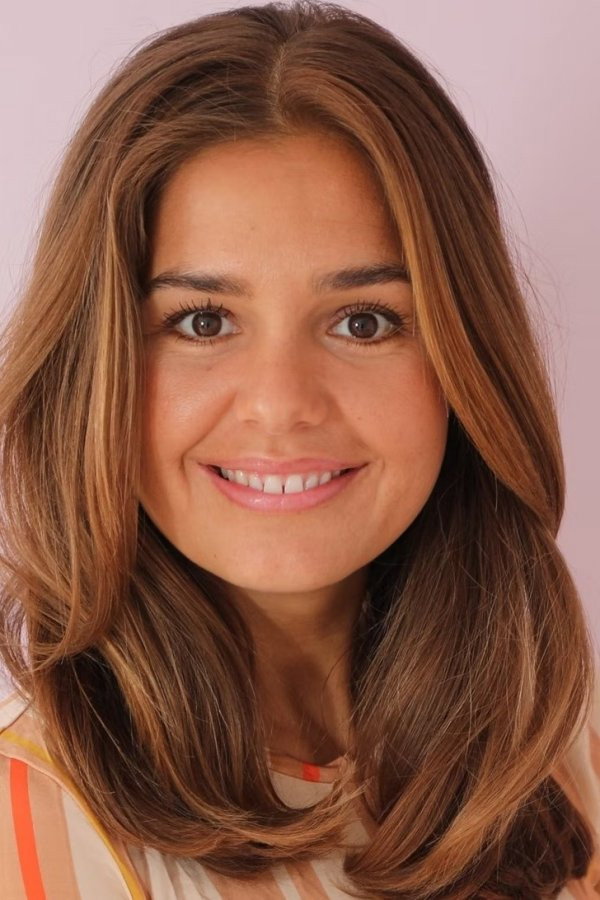 Stephania Potalivo as Louise in The Best Years