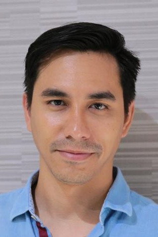 Darius Sinathrya as Desta in Algojo: Perang Santet