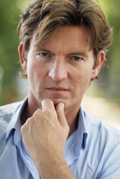Philipp Moog as Keller in Eine Hand schmiert die andere