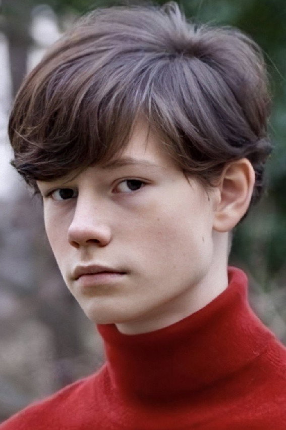Daan Lennard Liebrenz as Albert in Triple Ex
