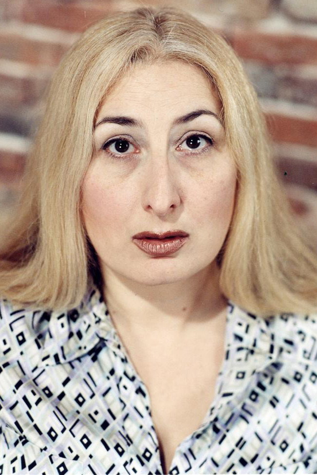 Sabine Bail as Patricia in Les Parasites