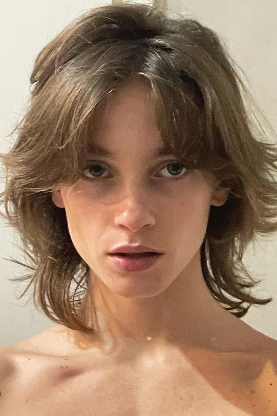 Esther Tinman as Manuela 'Manu' Araújo in Kissing Game