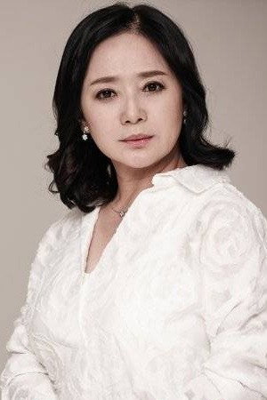 Kwon Ki-sun as Son Young-sim in Dal-ja's Spring