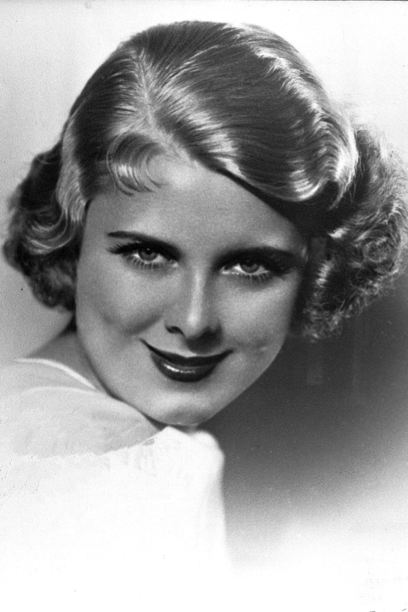 Ada Ince as Beth Wilson in Frontier Days