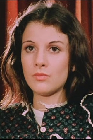 Laure Cottereau as Marianne in Hello, Sisters