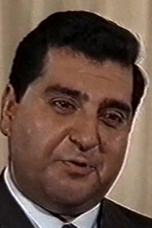 Néstor Garay as TV Executive in Perdiamoci di vista