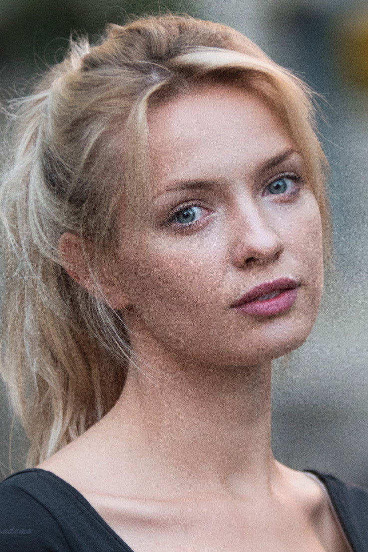 Paulina Gałązka as Nastia Poliakowa in Wojna Zastępcza