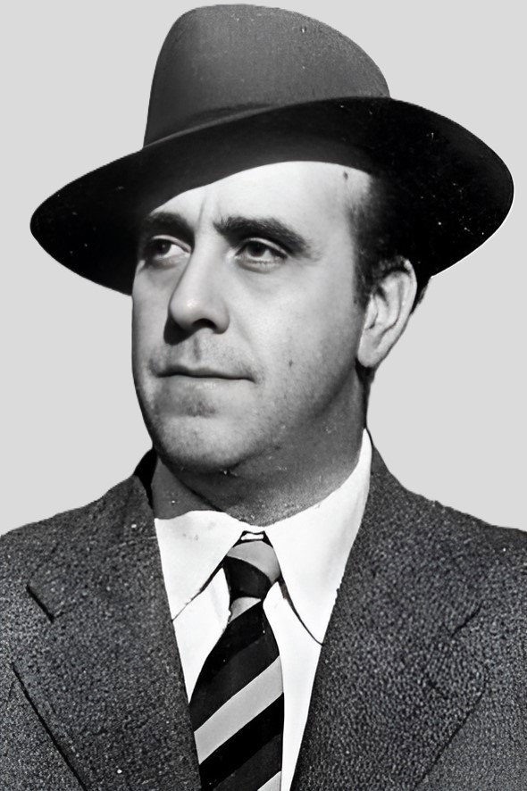 Manolo Morán as Don Ricardo Gravina in Cariño mío
