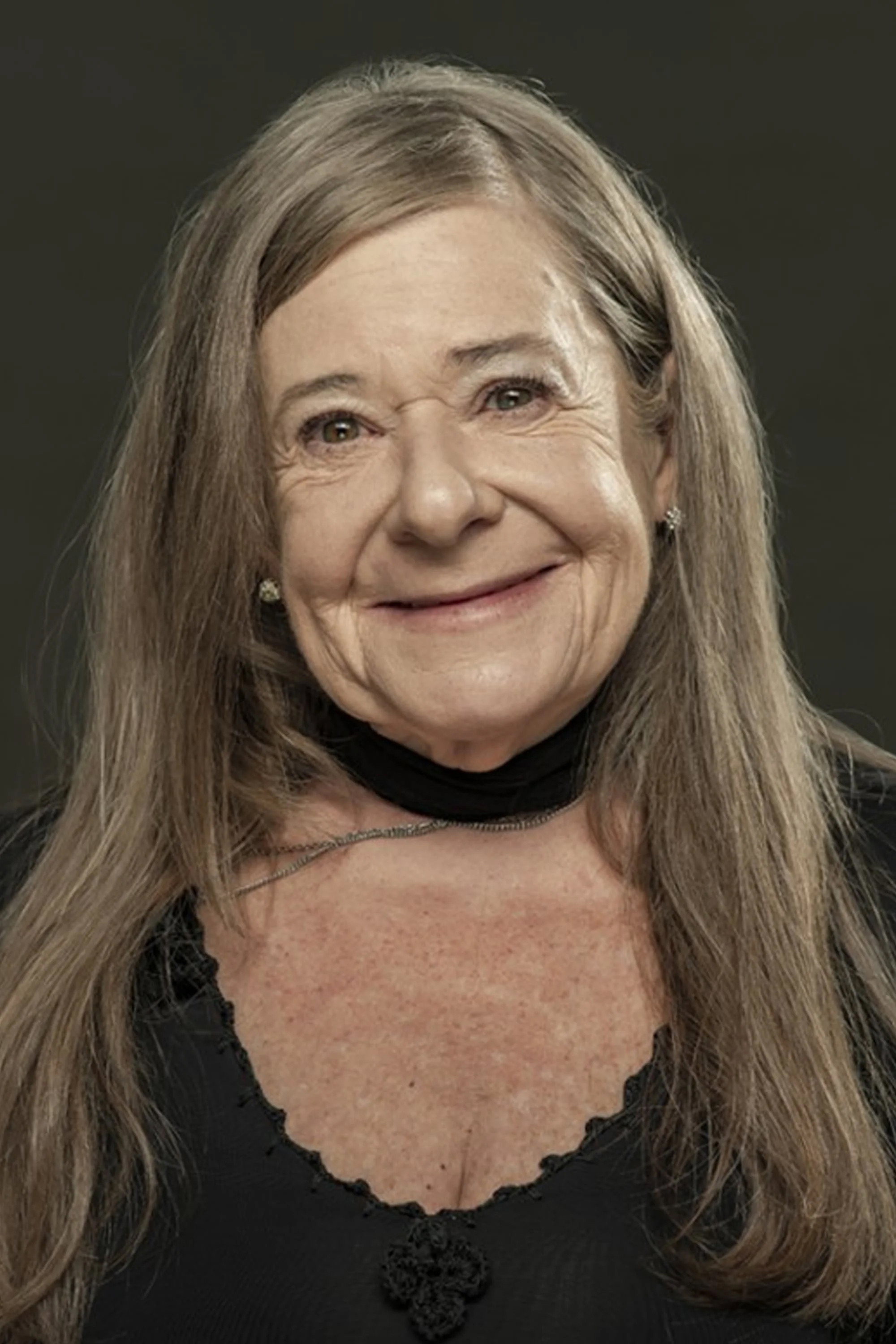 Paula Rubinsztein as Sara in When Evil Lurks