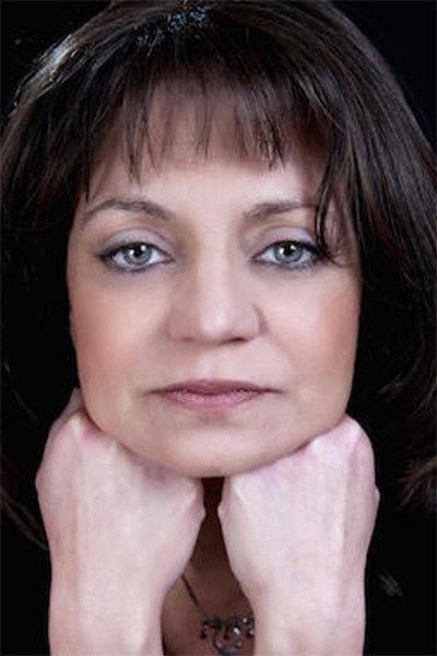 Serena Barone as Adult Lia in The Macaluso Sisters