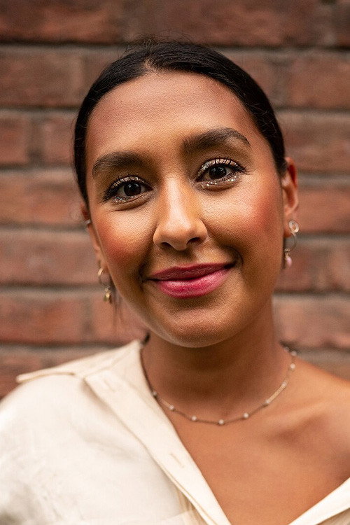 Selma Ibrahim Karlsen as Programleder in Sykampen
