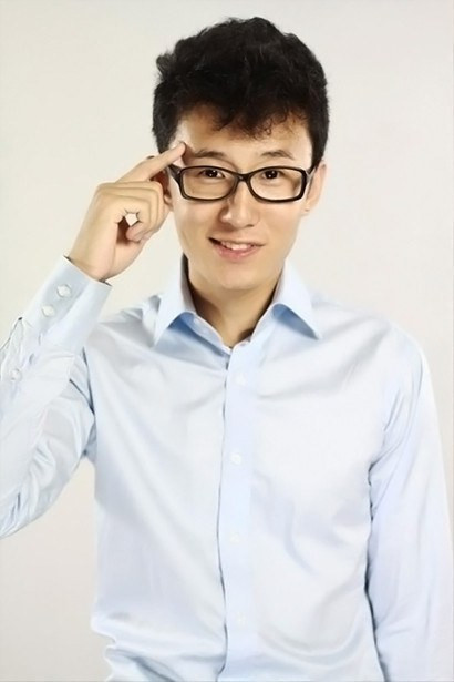 Wang Yi as 龙小种 in Crazy House