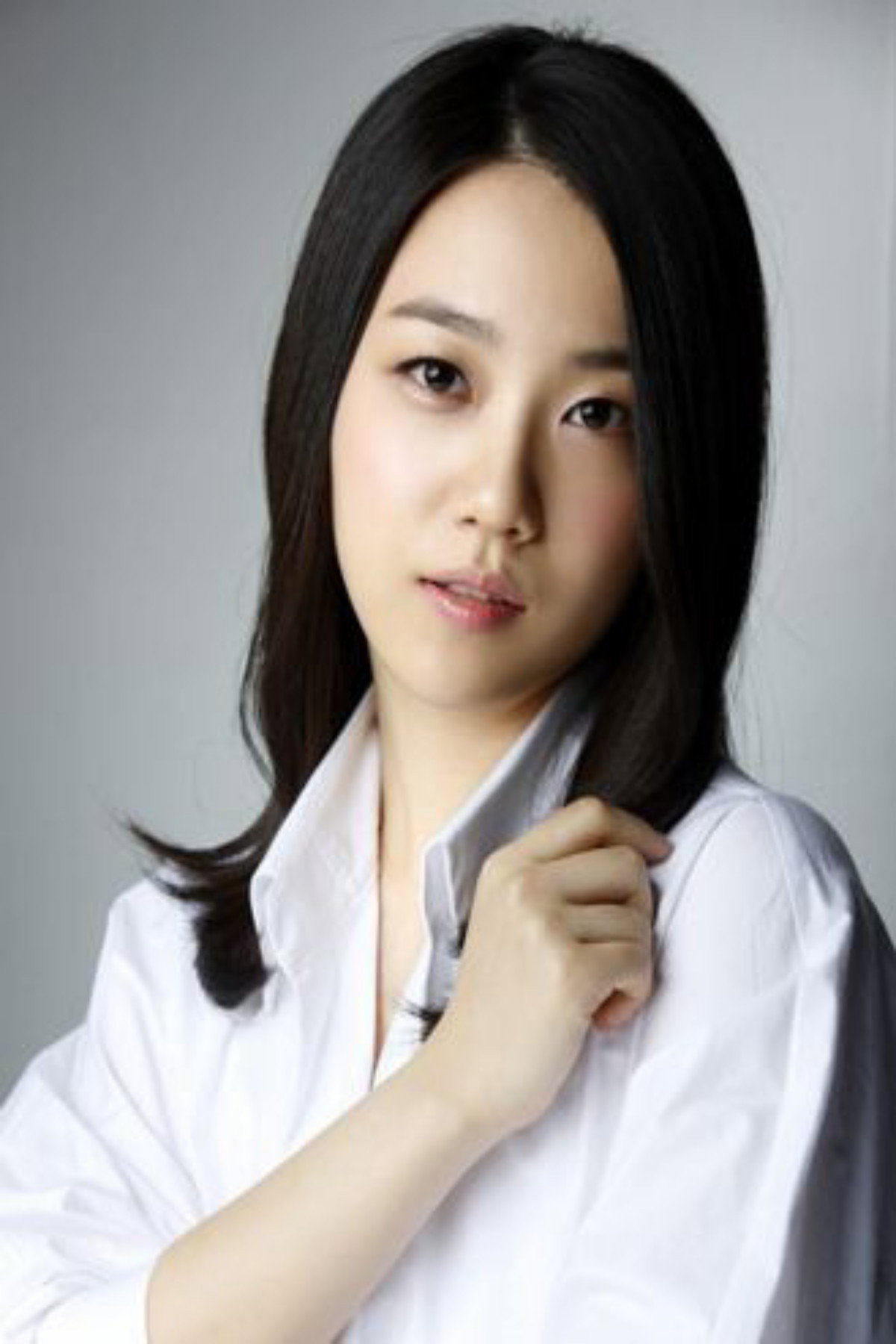 백옥담 as Yook Sun-Ji in Apgujeong Midnight Sun