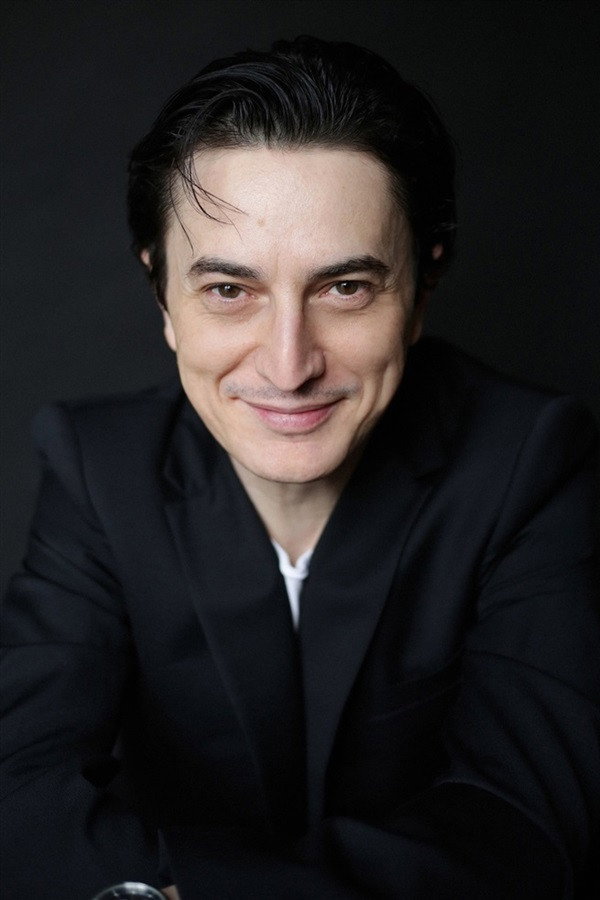 Zuriel de Peslouan as Théo in Carnaval