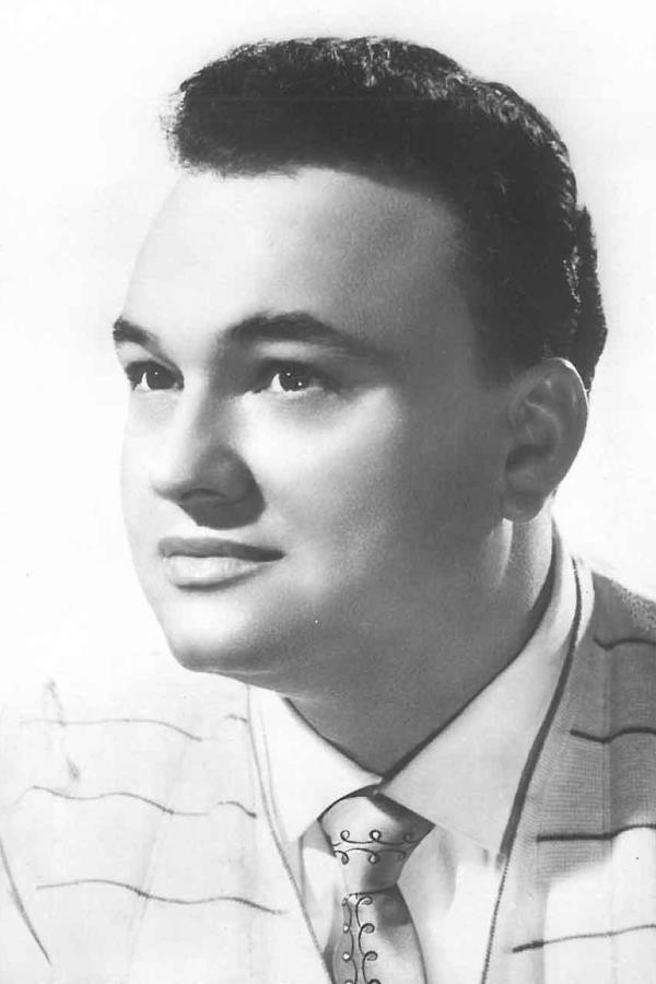 Luciano Taioli as Luciano in Il cantante misterioso