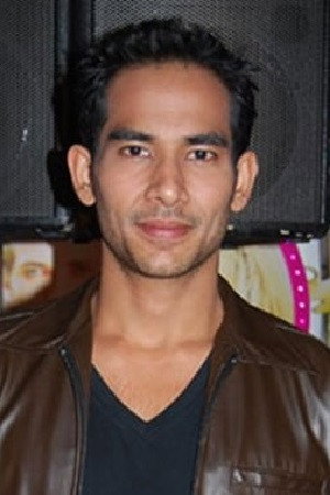Chalad Na Songkhla as Pakorn in Voice