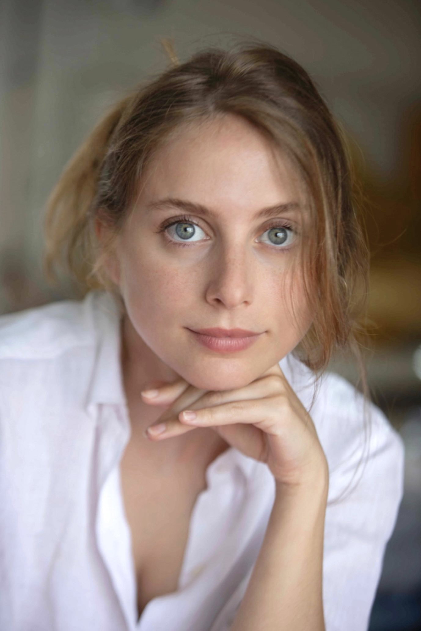 Clara Elig as Madeline in Je Veux Danser