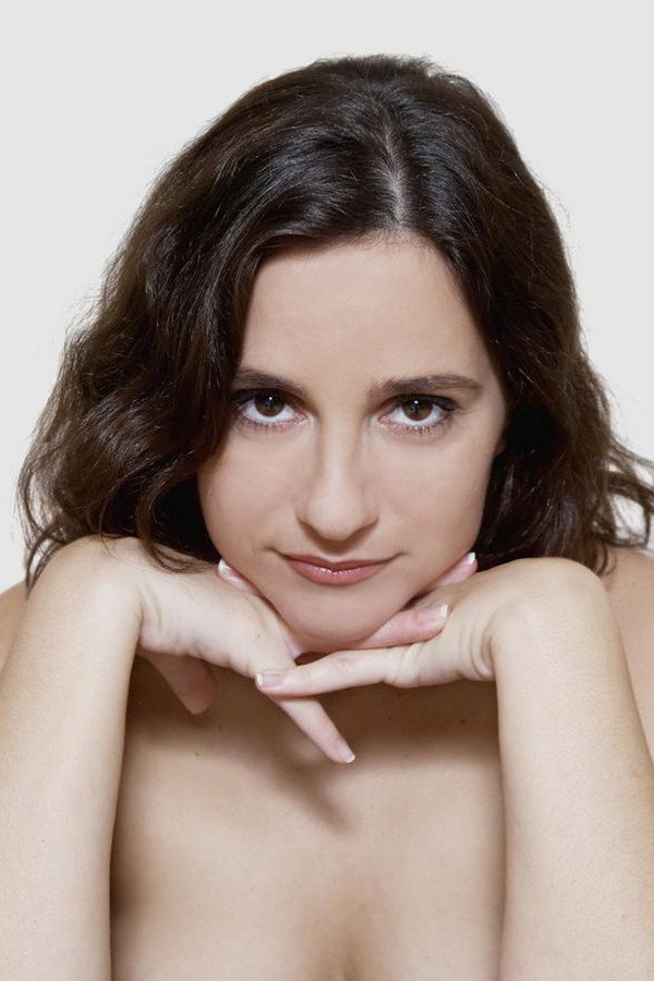 Carme Juan as Elvira in Diumenge Paella