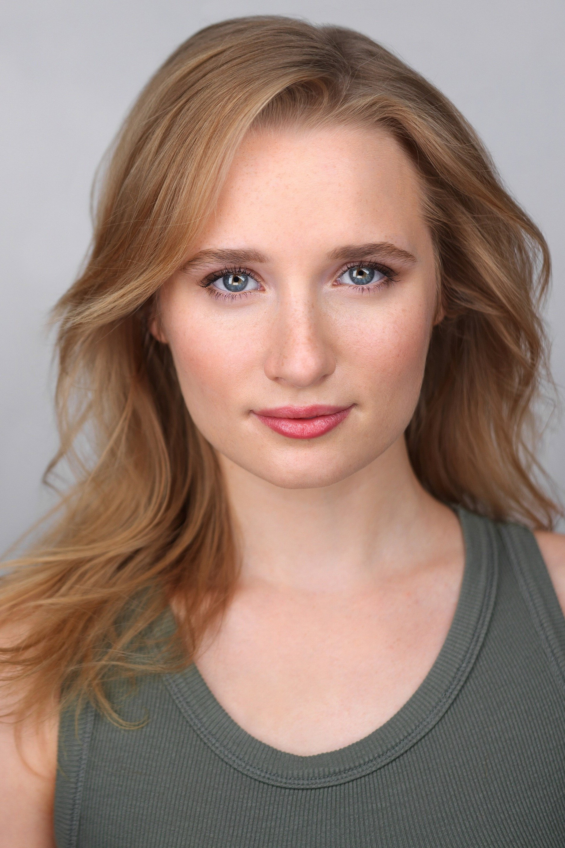 Lorian Gish as Odette Fontaine in Pas de deux