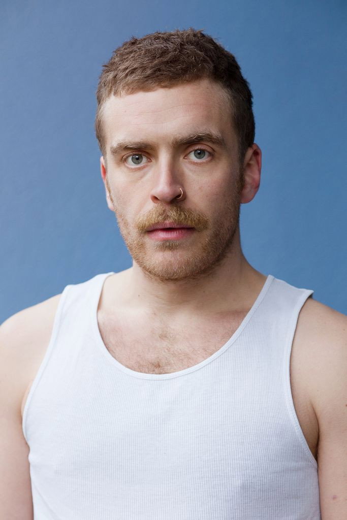 Enrique Fiß as Hutmacher in Die Taufe