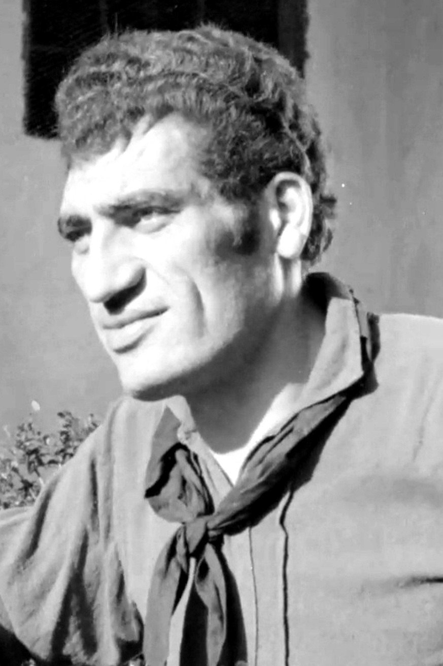 Pasquale Fasciano as il padre di Carmela in Innocence and Desire