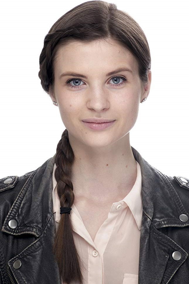 Hanna Ardéhn as Sandra in Tabitas Tattoo änd cär