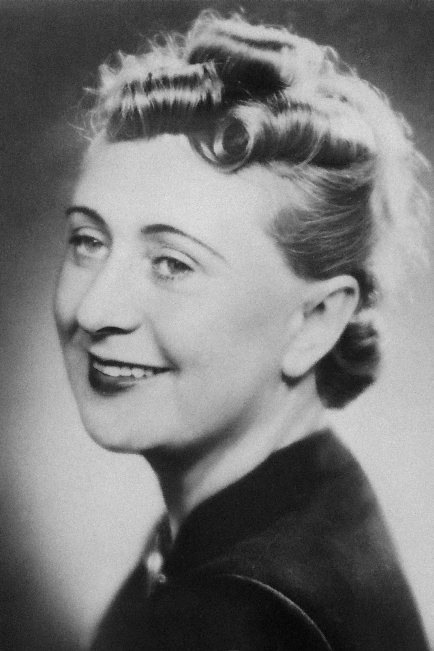 Meda Valentová as Mici Angora in Business in Distress