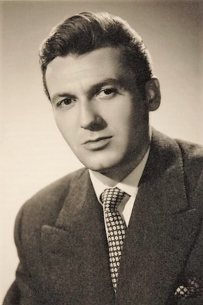 Manuel Monroy as Ramón Escrivá in Aquellos tiempos del cuplé