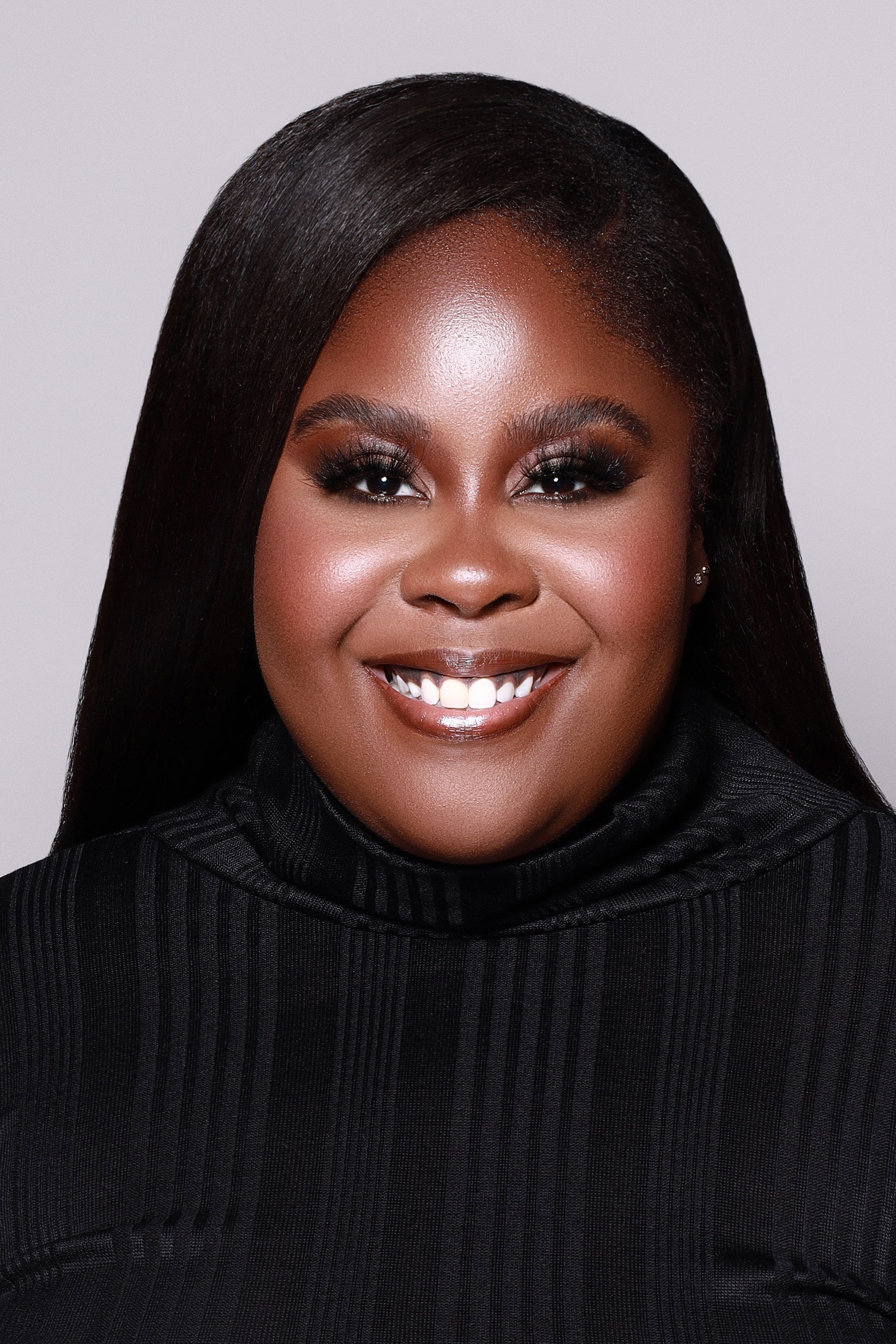 Raven Goodwin as Delia Ross in Christmas Belles