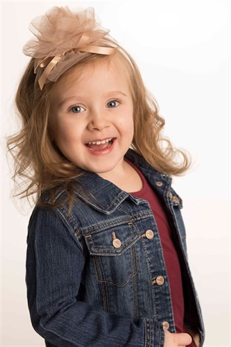 Sophia Battinus as Young Dez in House In Time