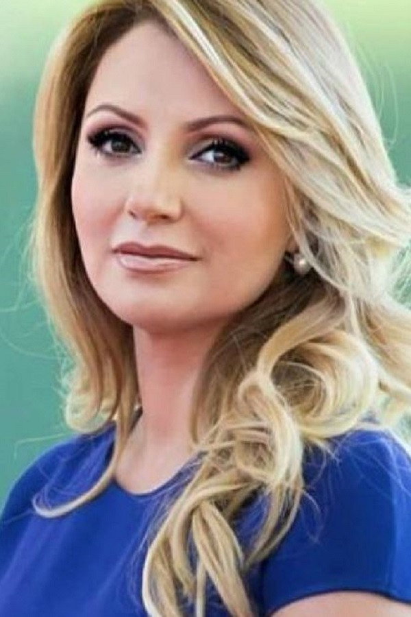 Angélica Rivera as Regina Villarreal, la Dueña in La Dueña