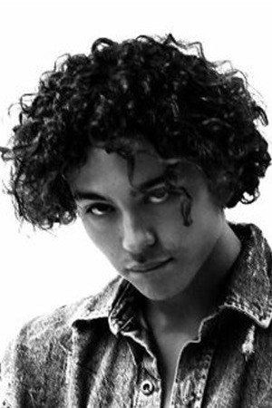 Alexandre Taba as Max in Superpapa