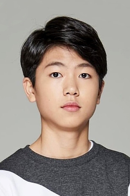 엄지성 as Young Deok-soo in Ode to My Father