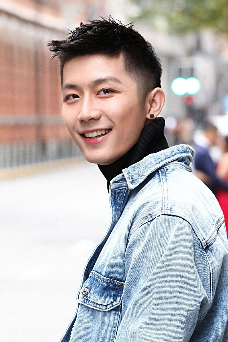 张层层 as Shi Liu in Another Me in the World