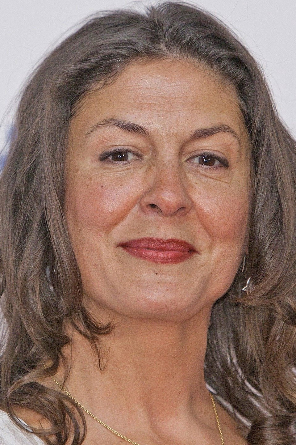 Marisol Membrillo as Águeda in Journey to a Mother's Room