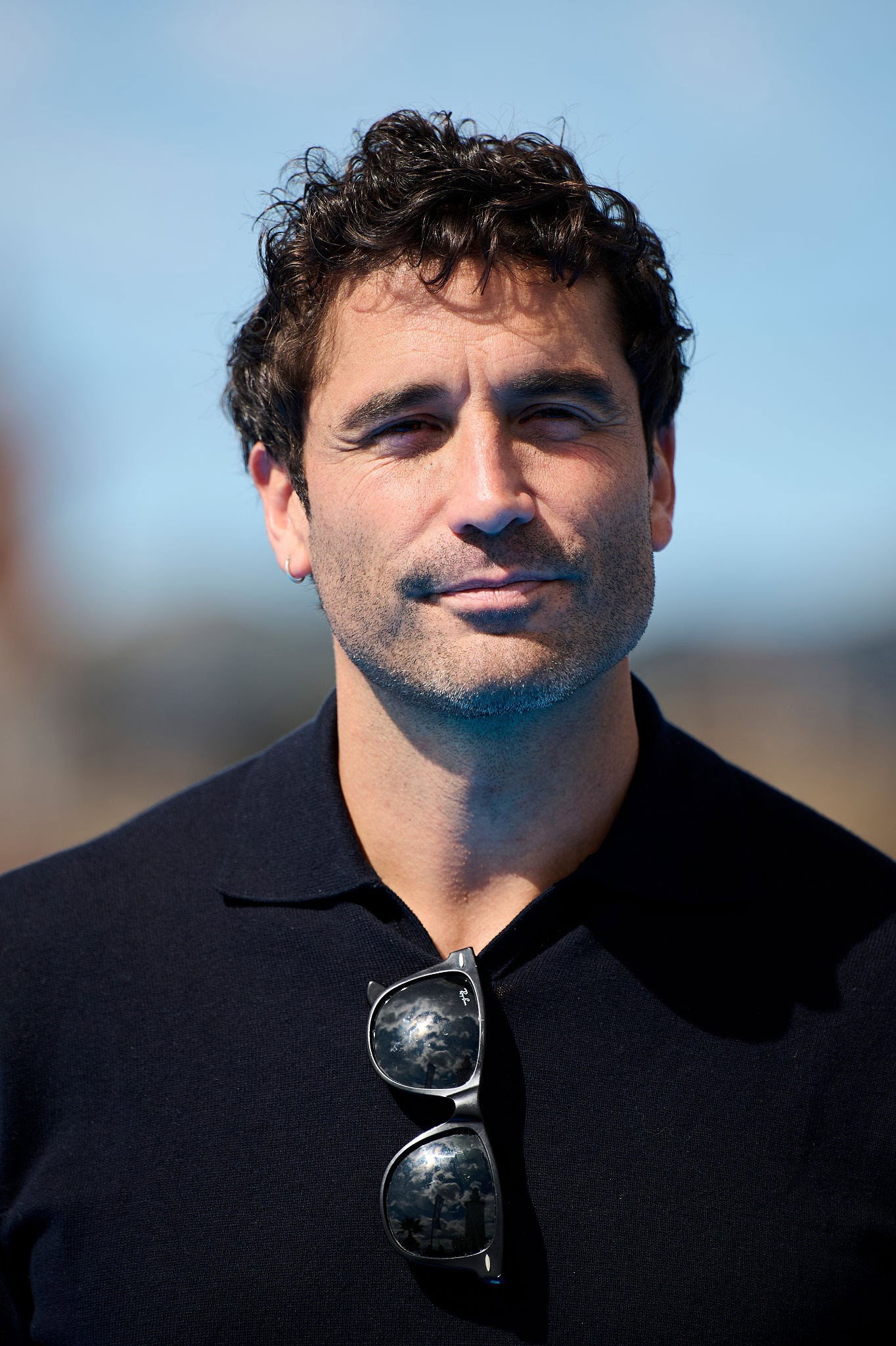Álex García as César Bravo in Tierra de lobos